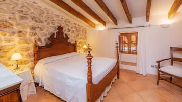 4 bedrooms, iron/ironing board, free WiFi, bed sheets