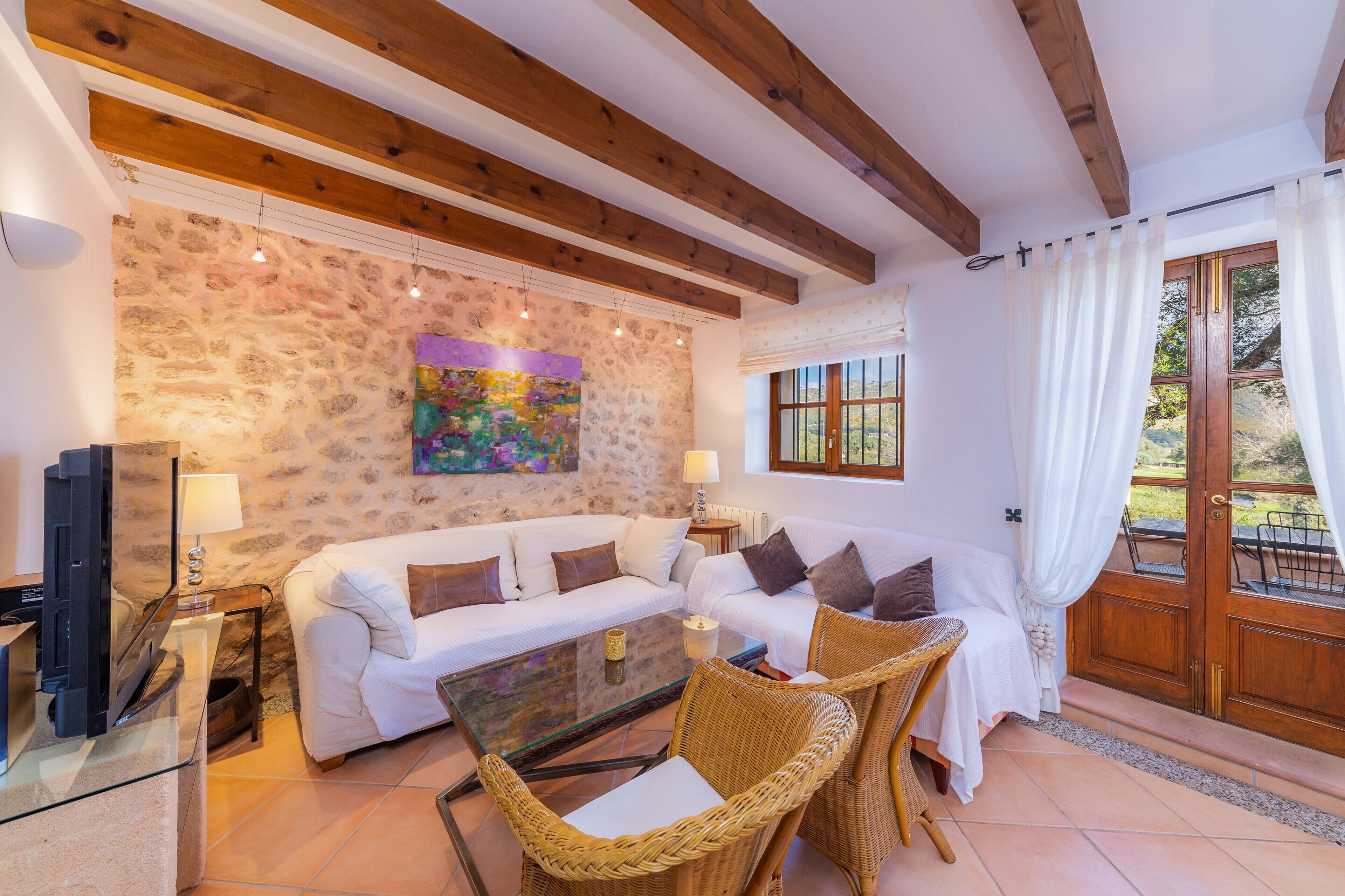 Een televisie, een open haard, een dvd-speler en een tafeltennistafel