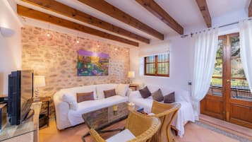 Een televisie, een open haard, een dvd-speler en een tafeltennistafel