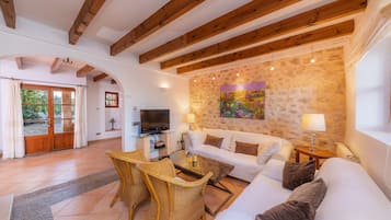 Una televisión, una chimenea, un reproductor de DVD