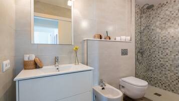 Shower, hair dryer, towels