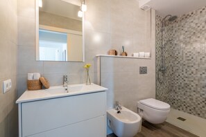 Shower, hair dryer, towels