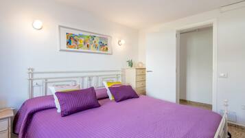 4 bedrooms, iron/ironing board, free WiFi, bed sheets