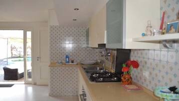 Refrigerador, horno, placa de cocina, cafetera/tetera