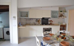 Frigorifero, forno, piano cottura, macchina per tè/caffè