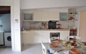 Kühlschrank, Ofen, Herdplatte, Wasserkocher mit Kaffee-/Teezubehör