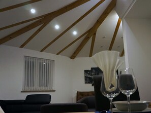 Familienapartment, 3 Schlafzimmer | Wohnbereich | Flachbildfernseher, DVD-Player, Bücher, Fußbodenheizung