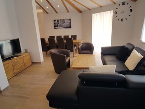 Familienapartment, 3 Schlafzimmer | Wohnbereich | Flachbildfernseher, DVD-Player, Bücher, Fußbodenheizung