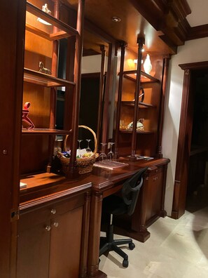 Interior - Beautiful big house, near restaurants, unicentro, jardín plaza and more. (Cali)