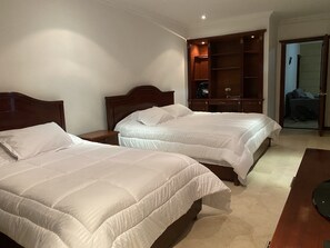 4 bedrooms, in-room safe, desk, iron/ironing board - Beautiful big house, near restaurants, unicentro, jardín plaza and more. (Cali)