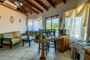 42-inch TV with cable channels - Casa Connie (Sardinal)