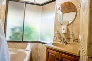 Shower, towels, soap, shampoo - Casa Connie (Sardinal)