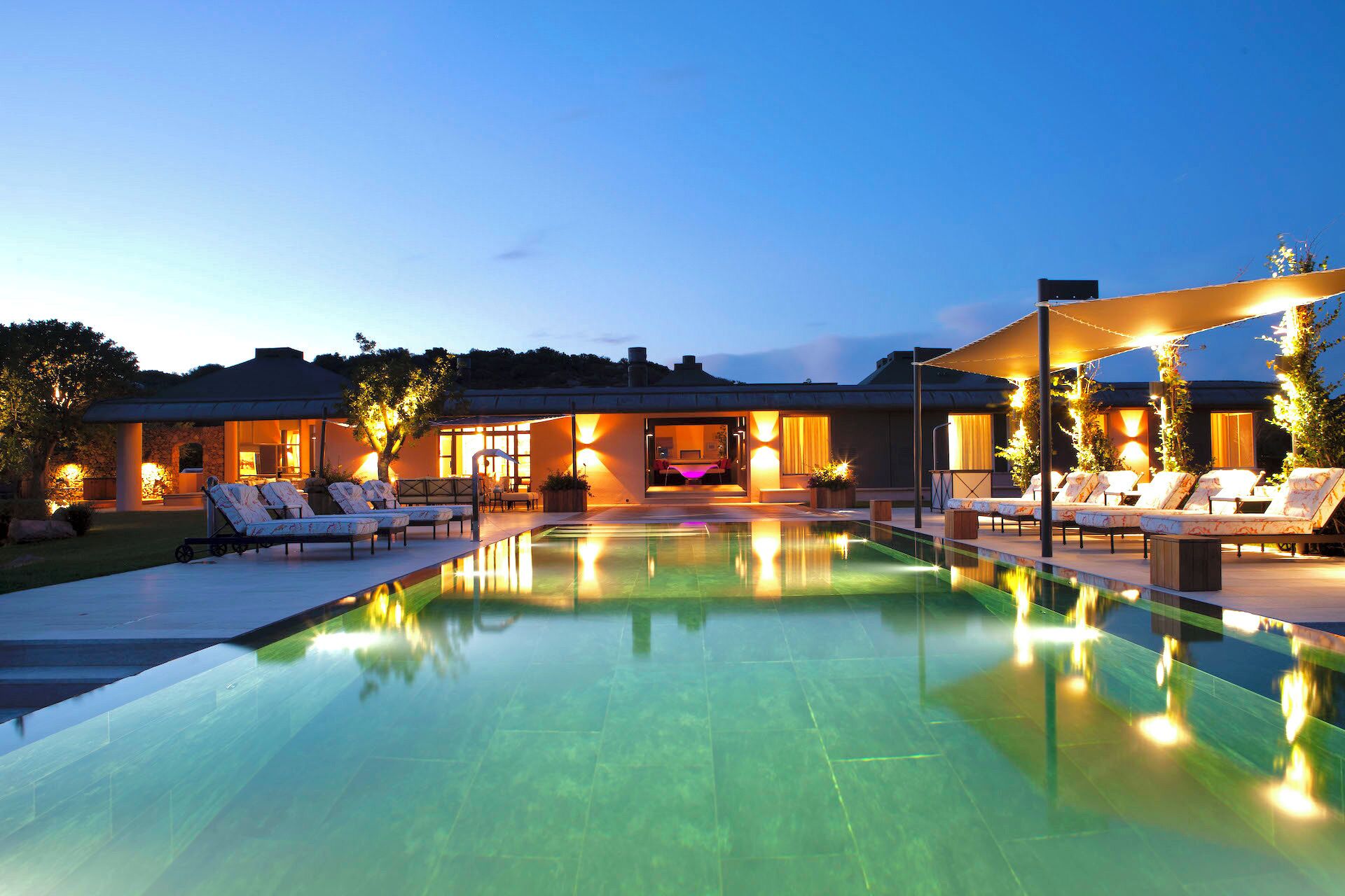 Lämmitetty uima-allas