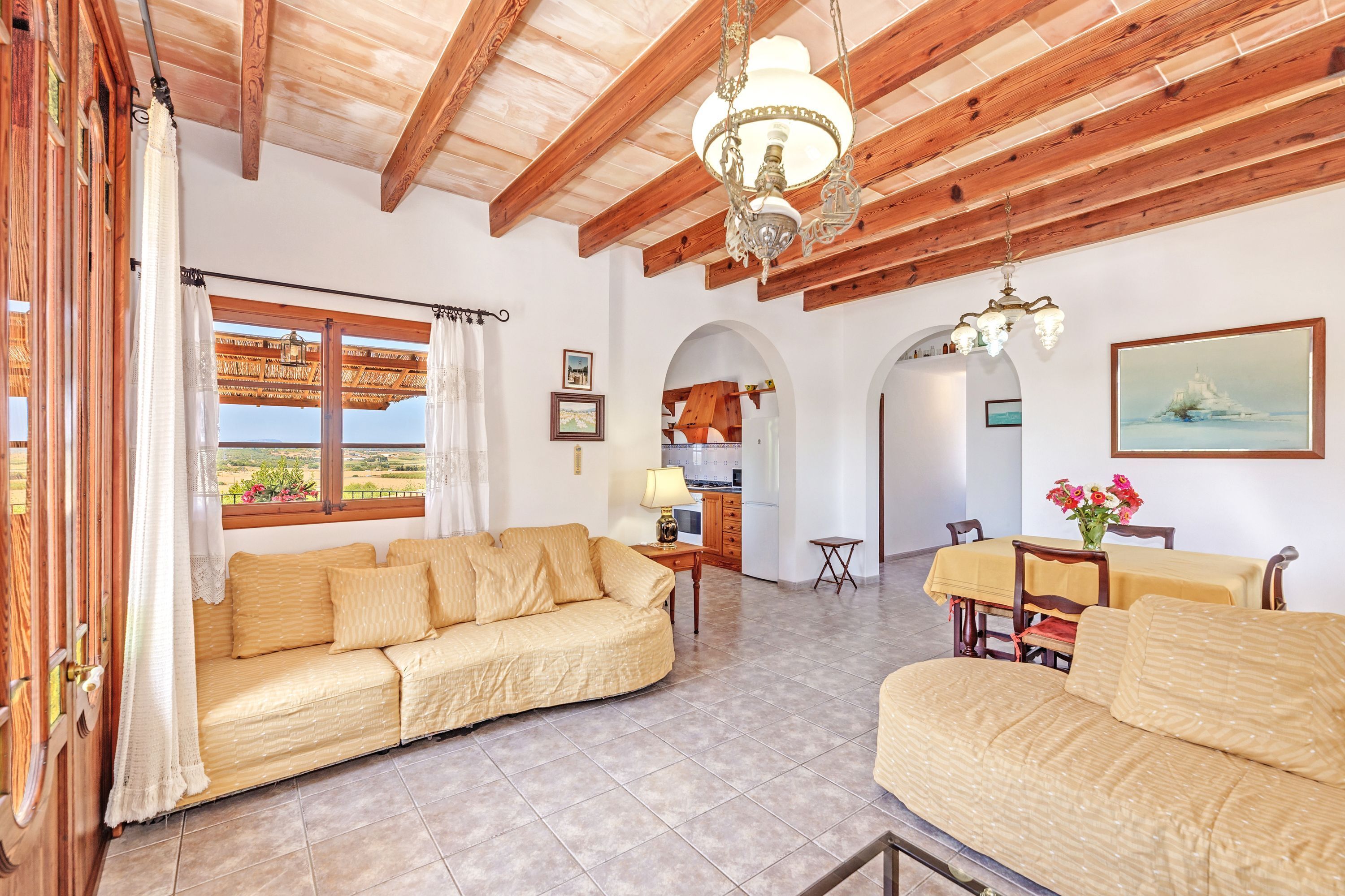 Televisión, chimenea y estéreo 