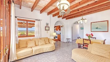 Televisión, chimenea y estéreo