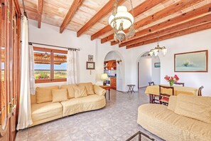 Televisie, een open haard en een stereo