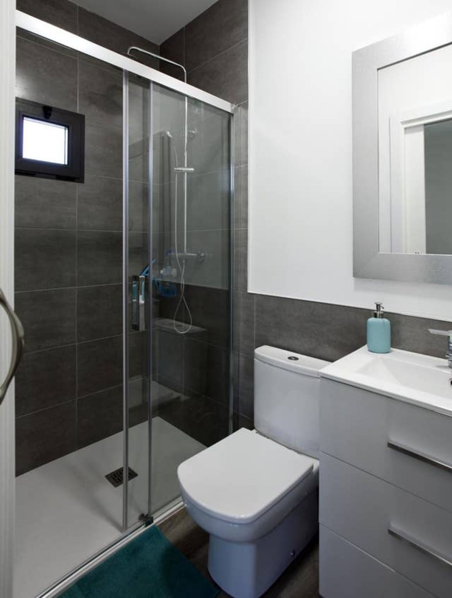 Een douche, een haardroger, handdoeken, zeep