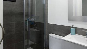 Een douche, een haardroger, handdoeken, zeep