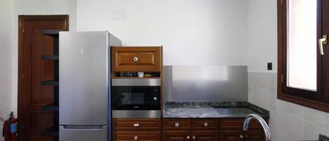 冷蔵庫、電子レンジ、オーブン、コンロ