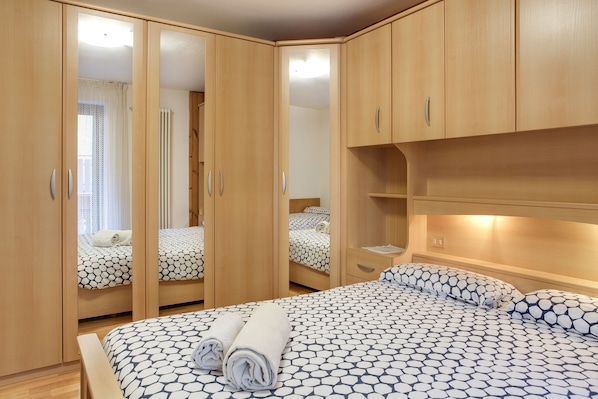 2 bedrooms, iron/ironing board, free WiFi, bed sheets