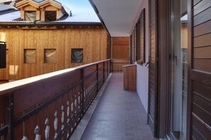 Property grounds - Rustic Apartment Casa March 1 with Wi-Fi, Balcony, Garden & Mountain View (Moena)