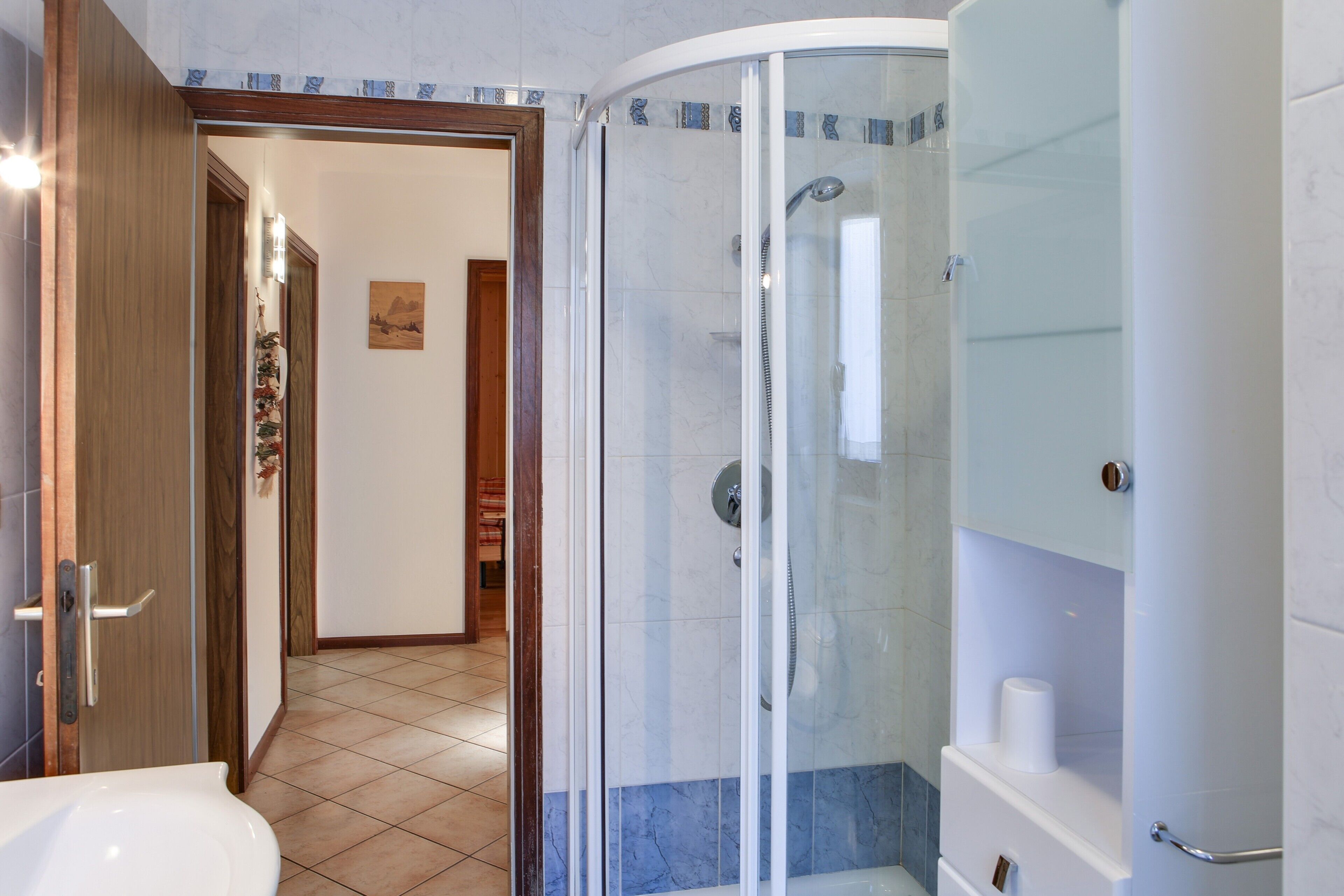 Un bagno con doccia, wc e lavandino.