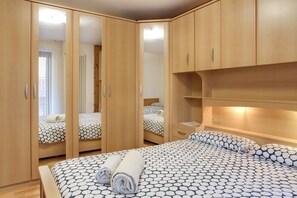 2 bedrooms, iron/ironing board, free WiFi, bed sheets
