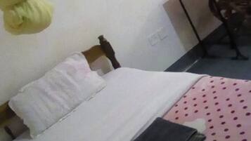 Single Room | Desk, free WiFi, bed sheets