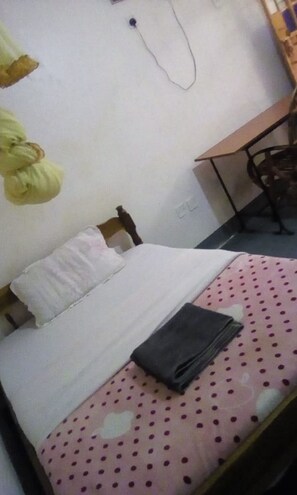 Escritorio, wifi gratis y ropa de cama 