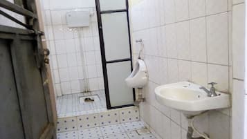 Single Room | Bathroom | Shower, rainfall showerhead, free toiletries, towels