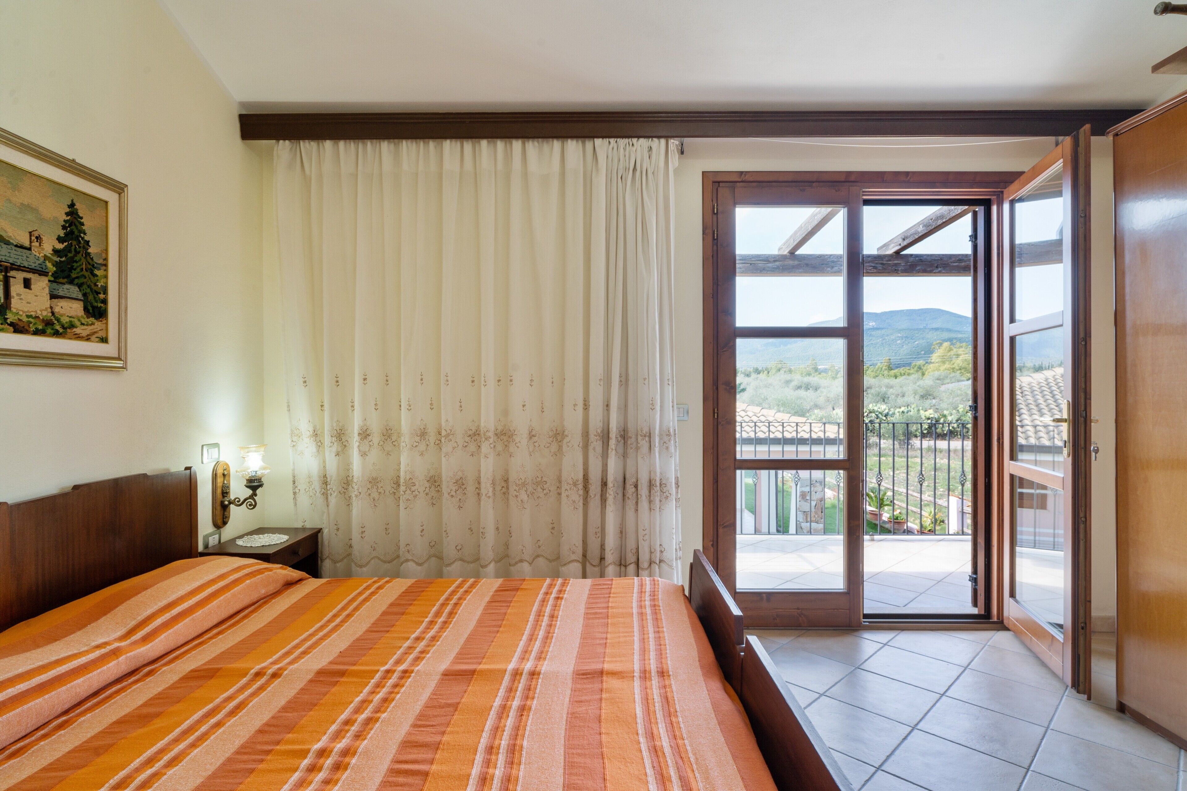 2 habitaciones, tabla de planchar con plancha y ropa de cama 