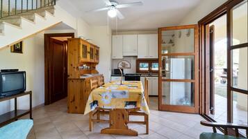 KĂŒhlschrank, Herdplatte, Wasserkocher mit Kaffee-/Teezubehör