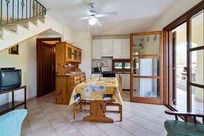 Kylskåp, spishäll, kaffe- och tebryggare och vattenkokare