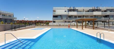 Een verwarmd zwembad