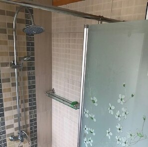 Dusche, Haartrockner, Handtücher, Shampoo