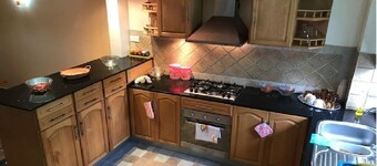 Secured quiet holiday stay - 2 mins walk to beach