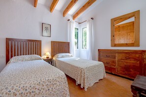4 bedrooms, iron/ironing board, free WiFi, bed sheets