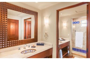 Bathtub, hair dryer, towels, soap - Timeshare at Hacienda del Mar Los Cabos (Cabo San Lucas)