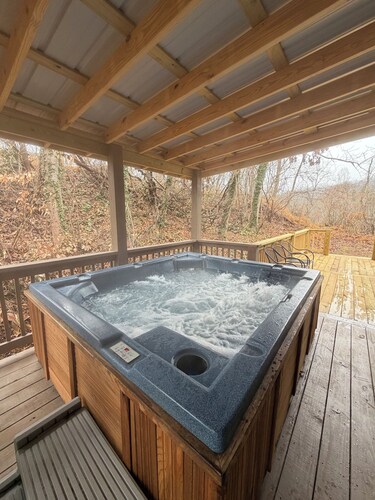 Serenity Views Comfort -- Hot Tub, Sunsets, King Suite, Chef's Kitchen, Dogs!