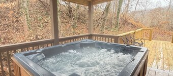 Serenity Views Comfort -- Hot Tub, Sunsets, King Suite, Chef's Kitchen, Dogs!