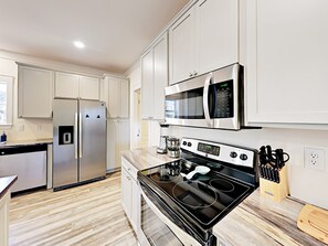 Frigorifero, microonde, forno, piano cottura