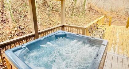 Serenity Views Comfort -- Hot Tub, Sunsets, King Suite, Chef's Kitchen, Dogs!