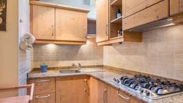 Kühlschrank, Mikrowelle, Herdplatte, Wasserkocher mit Kaffee-/Teezubehör