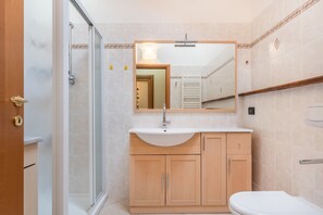 Een douche, een haardroger, handdoeken