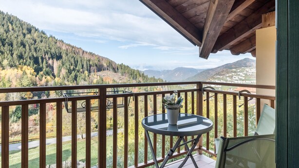 A balcony with a view of a forested mountain range. - Apartment 'Dimora La Quiete' with Mountain View, Private Terrace and Balcony (Bedollo)