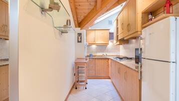 Frigorifero, microonde, piano cottura, macchina per tè/caffè