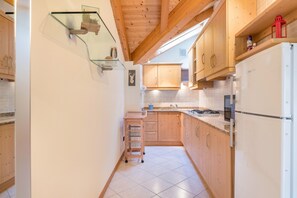 Fridge, microwave, stovetop, coffee/tea maker - Apartment 'Dimora La Quiete' with Mountain View, Private Terrace and Balcony (Bedollo)