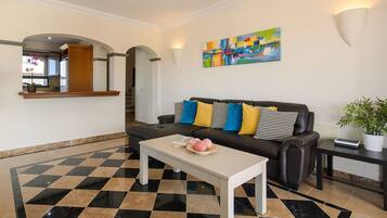 Een televisie, een dvd-speler en een stereo