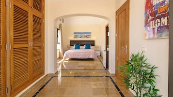 3 slaapkamers, een strijkplank/strijkijzer, gratis wifi, beddengoed