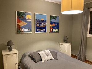 1 slaapkamer, een strijkplank/strijkijzer